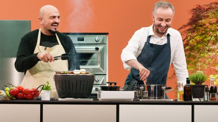 Ziemlich fleischlastig: Xatar und Jan Böhmermann kochen in der ersten Folge Köfte und Rouladen..