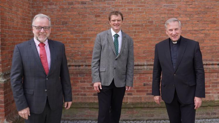 Bei der Amtseinführung (v.li.): Polizeipräsident Johann Kühme, Polizeiseelsorger Björn Thedering und Weihbischof Wilfried Theising.