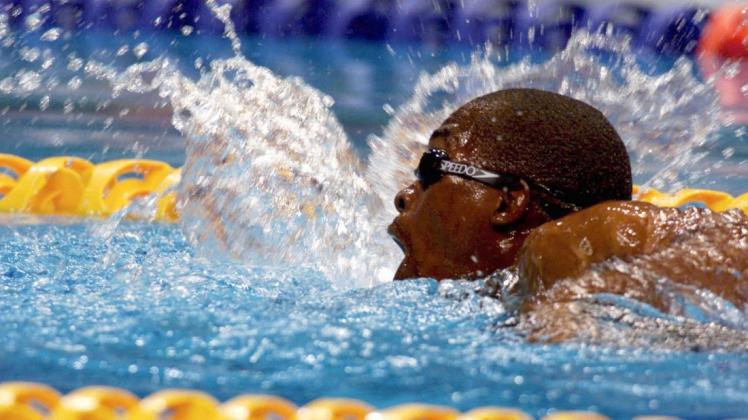 Bei den Olympischen Spielen 2000 wurde der Schwimmer Eric Moussambani weltberühmt. Der Athlet aus Äquatorialguinea konnte einige Monate vor den Spielen noch gar nicht schwimmen.