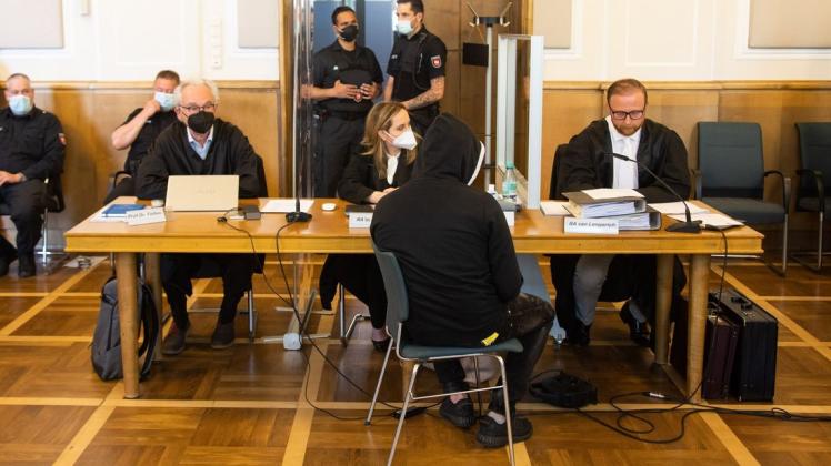 Hadi Z. beim Prozessauftakt am Landgericht mit dem Rücken zur Kamera. Rechts Verteidiger Jan van Lengerich.