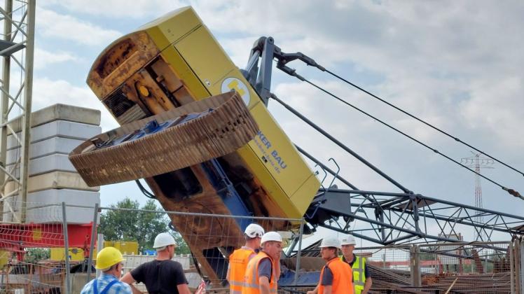Diagonal in der Luft steht der 45-Tonnen-Seilbagger aktuell auf der Baustelle an der Seeschleuse in Papenburg.
