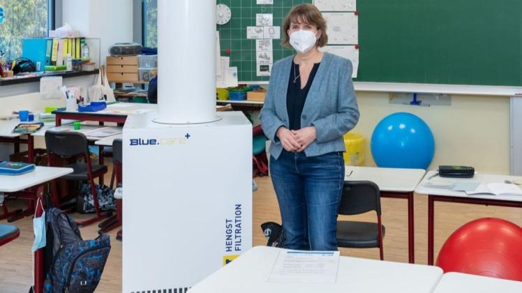 Die Stadt Münster (hier Ursula Krawinkel, Leiterin der Albert-Schweitzer-Schule) hat bereits im vergangenen Jahr 300 Luftfilter für Schulen mit eingeschränkt zu belüftenden Räumen angeschafft. (Archivfoto)