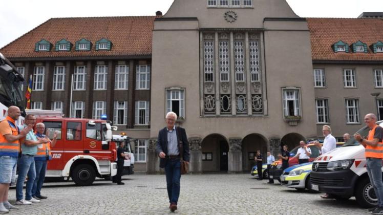Stadtwerke, Polizei und Feuerwehr standen Spalier auf Jahnz&apos; Weg vom Rathaus zur Markthalle, wo er an seiner letzten Ratssitzung teilnahm.