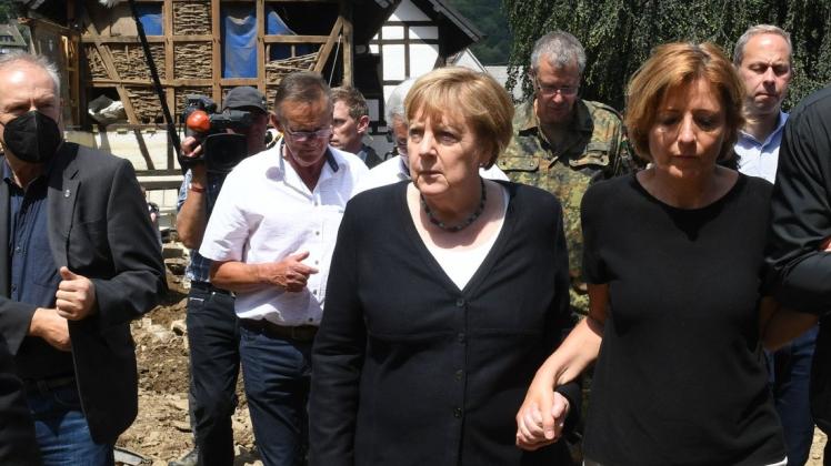 Malu Dreyer, die an Multiple Sklerose leidet, lässt es sich dennoch nicht nehmen, gemeinsam mit Angela Merkel sich selbst ein Bild der Katastrophe zu machen.