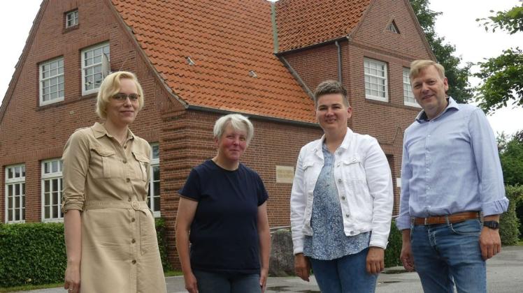 Sie engagieren sich für das neue Dorfgemeinschaftshaus in der alten Schule: (von links) Christine Tönnies, Melanie Schulte van Werde, Claudia Giese und Michael Midden bilden den Vorstand des Bürgervereins.