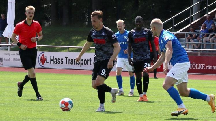 Enttäuschten: die Fußballer des SV Atlas Delmenhorst um Mattia Trianni (am Ball). Der Regionalligist verlor ein Testspiel bei der Oberliga-Mannschaft von BW Lohne mit 2:6 (0:6).