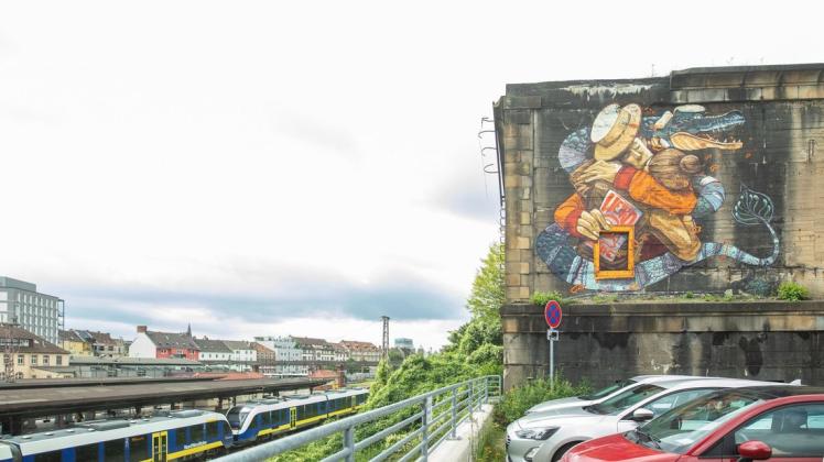 Weithin sichtbar: Die erste Arbeit, die im Rahmen von famOS - Festival für urbane Kunst an einem Hochbunker am Bahnhof gesprayt wurde. Es ist eine "Begegnung" des Münsteraner Street Art-Künstlers Rookie.