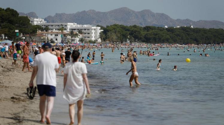 Der Strand Playa de Muro im Norden von Mallorca ist gut besucht.