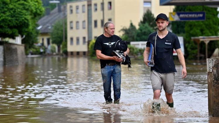 Zwei Männer waten in Kordel in Rheinland-Pfalz durch das Hochwasser der Kyll. Auch Niedersachsen wurde in der Vergangenheit bereits von etlichen Hochwasserereignissen heimgesucht und wappnet sich dagegen.