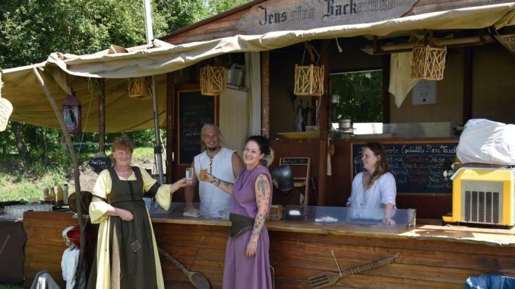 Sie können wieder lachen: Nach monatelanger Zwangspause sind Anne Loock, Jens und Jana Turek (v.li.) wieder im Heerlager unterwegs. Sie können wieder lachen: Nach monatelanger Zwangspause sind Anne Loock, Jens und Jana Turek (v.li.) wieder im Heerlager unterwegs.