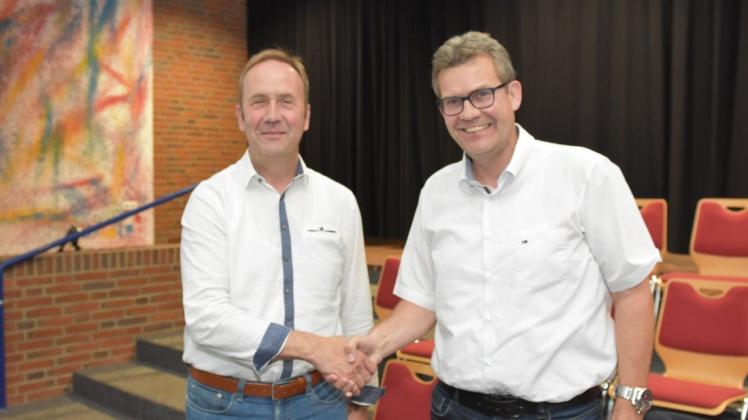 Ratsvorsitzender Johannes Osseforth  (links) gratulierte seinem Bruder Martin Osseforth zu dessen Bestätigung als Allgemeiner Vertreter des Bürgermeisters.