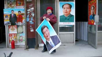 Hinter dem lächelnden Gesicht des chinesischen Präsidenten Xi Jinping ist der diktatorische Habitus von Mao Zedong zu entdecken.