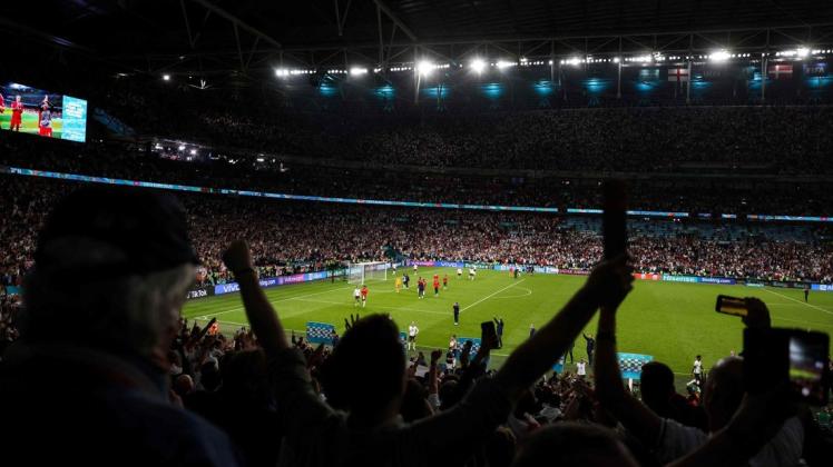 Zuschauer freuen sich über Englands Sieg gegen Dänemark im Wembley Stadion: Die EU überprüft, wie viele Menschen sich durch die EM mit Corona infizieren.