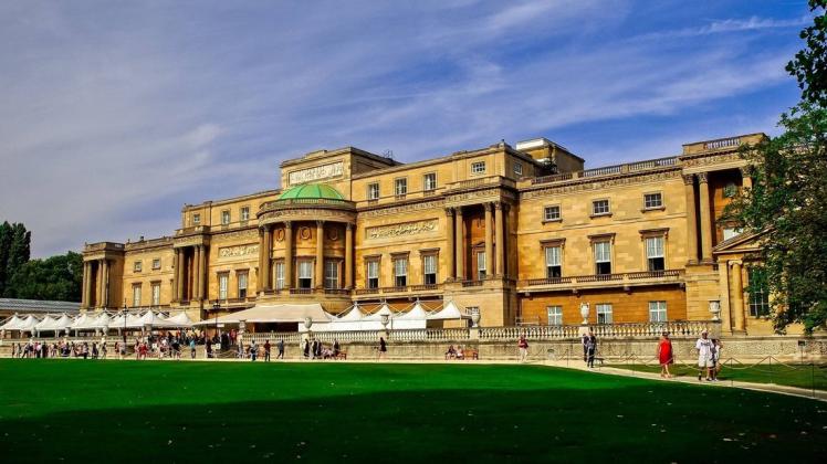 Bislang galt am Buckingham-Palast: Rasen betreten verboten. Nun erlaubt es die Queen ausdrücklich. Allerdings braucht man eine Eintrittskarte. (Archivbild)