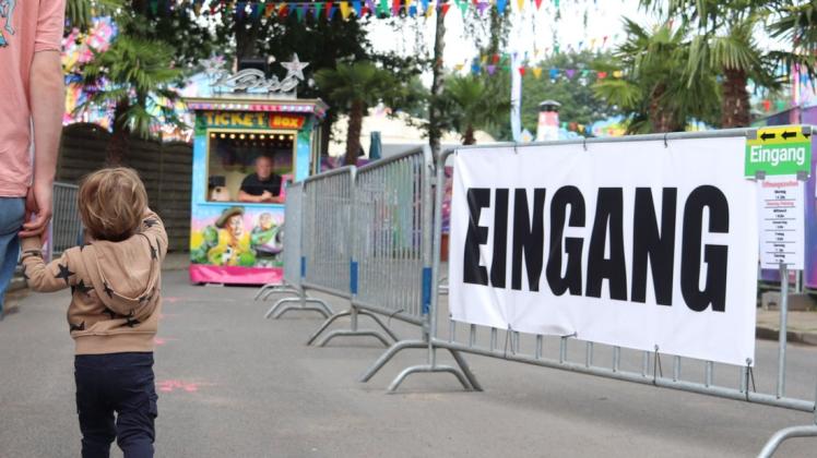 Im Eingangsbereich des Kirmesparks in Meppen zeigen große Hinweisschilder den Weg: Die Regeln für den Kirmesbesuch sind schnell klar.