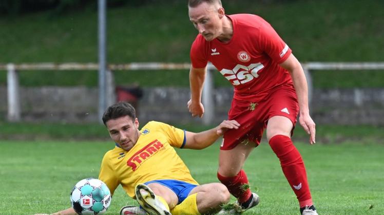 Blicken einem schwierigen Auftaktprogramm entgegen: die Landesliga-Fußballer des VfL Wildeshausen um Steven Müller Rautenberg (rechts, im Testspiel gegen Atlas-Spieler Efkan Erdogan).