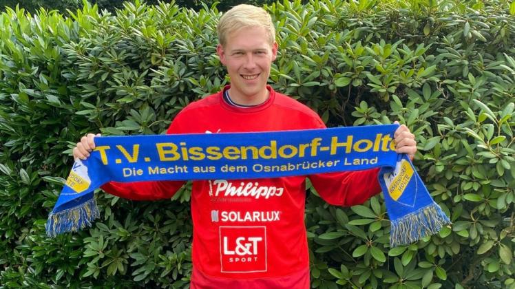 Trägt künftig nicht nur den Schal, sondern auch das Trikot des TV Bissendorf-Holte: Der neue Torwart Hendrik Peters.