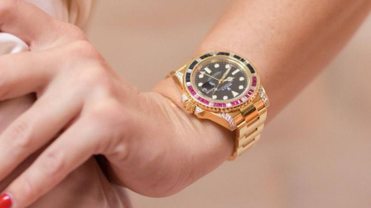 Ein Straßendieb hat in Bremen einer Frau eine Rolex-Luxusuhr vom Handgelenk gerissen.