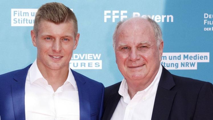 Bei der Premiere des Films "Kroos" 2019 noch Seite an Seite: Toni Kroos und Uli Hoeneß. Bei der Premiere des Films "Kroos" 2019 noch Seite an Seite: Toni Kroos und Uli Hoeneß.