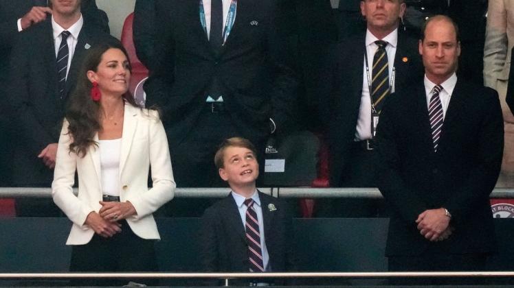 Royaler Jubel auf der VIP-Tribüne: William und Kate schauen mit Sohn George das EM-Finale 2021.