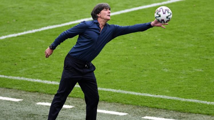 Bezeichnend: Bundestrainer Joachim Löw versucht beim EM-Achtelfinale gegen England, den Ball unter Kontrolle zu bringen.