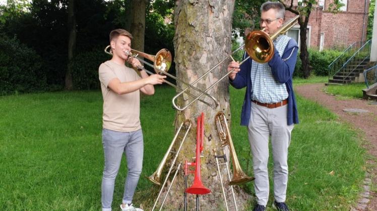 76 Posaunen spielen „76 Trombones“ heißt es am 25. September auf der Schülerwiese in Meppen. Franz Schulte-Huermann hat mit Jonas Thale (links) ein Konzept und Programm dazu entwickelt.