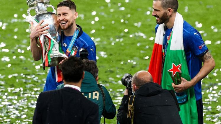 EM-Finale im Wembley-Stadion: Italiens Jorginho und Italiens Leonardo Bonucci feiern nach dem Spiel mit dem Pokal.