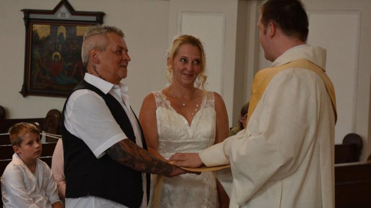 "Ja, ich will!". In einer romantischen Zeremonie erneuerten jetzt Melanie und Michael Oebel nach 18 Jahren Ehe ihren Treueschwur im Martinusdom vor Diakon Lukas Mey.