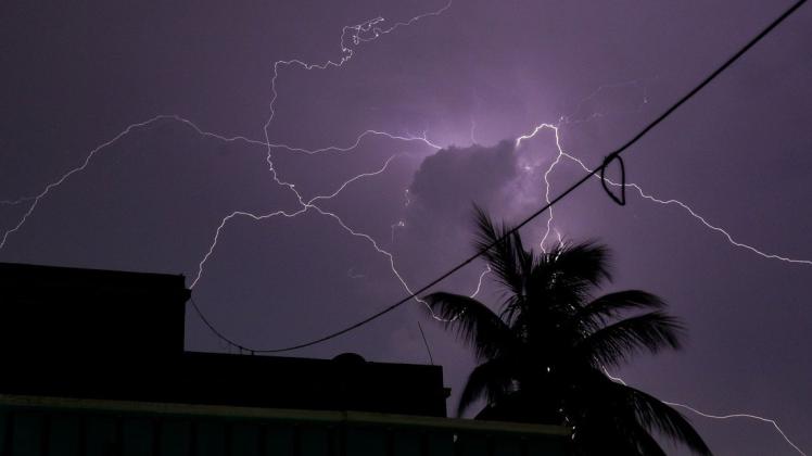 Blitze am Himmel über Indien haben zum Tod Dutzender Menschen geführt.