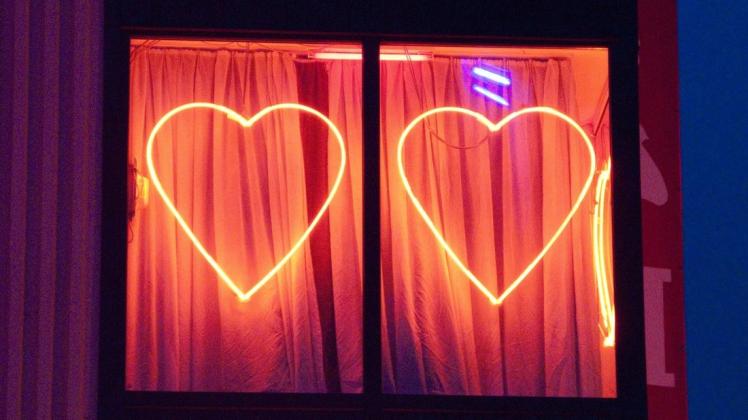 Rot leuchtende Herzen im Fenster findet man auch in dem ein oder anderen Club im Osnabrücker Nordkreis. Dabei geben sie laut der beiden Mitarbeiterinnen von Solwodi ein völlig falsches Versprechen, denn mit Liebe hätten die sexuellen Dienstleistungen nichts zu tun. (Symbolfoto)