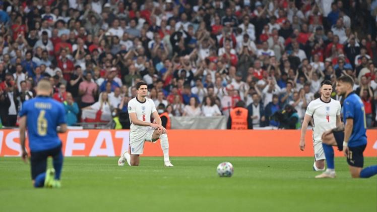 Fussball Wichtiges Zeichen: Kniefall vor dem Finale.