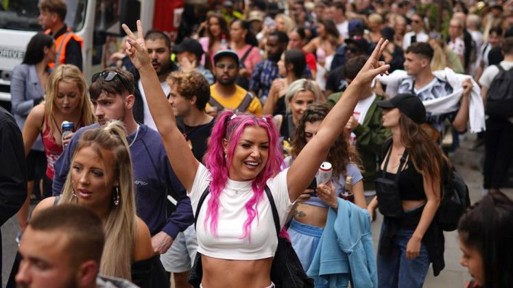 Offensichtlich mit Erfolg haben Menschen in London vor einigen Wochen gegen die Corona-Politik der Regierung protestiert und eine Öffnung der Clubs und Diskotheken gefordert.