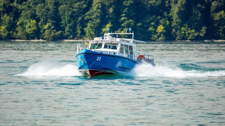 Die Wasserschutzpolizei am Bodensee ermittelt noch, warum eine Bootsführerin über Bord ging. (Symbolbild)