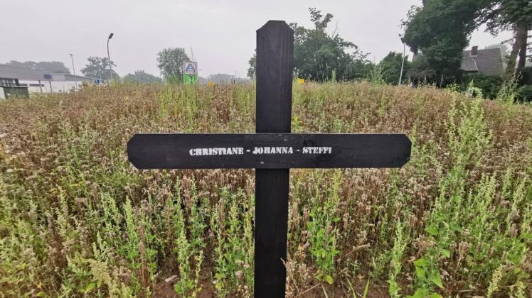 Dieses schwarze Kreuz steht am Kreisverkehr in Geeste-Dalum. Auf ihm stehen die Namen von Frauen, die in Würzburg Opfer eines Messerstechers wurden.