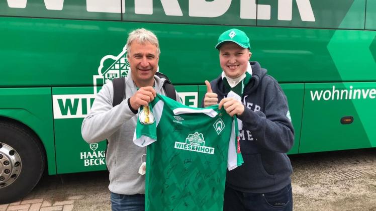 Einen unvergesslichen Tag ermöglichte der Aufsichtsratsvorsitzende des SV Werder Bremen, Marco Bode (l.), dem Twister Niklas Hermsen.