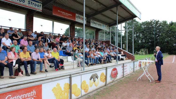 Etwa 130 Einwohner aus Klein- und Groß Hesepe nahmen an der Bürgerversammlung mit Helmut Höke auf dem Sportgelände in Groß Hesepe teil.