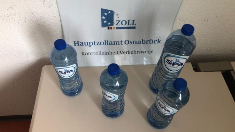 Bei einer Kontrolle eines Autos auf der A30 haben Osnabrücker Zöllner am Montag in mehreren Wasserflaschen vier Liter flüssiges Amphetamin sichergestellt.