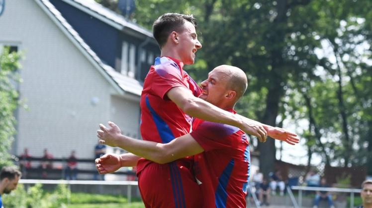 Die Bezirksliga-Fußballer des VfL Stenum um Jan-Luca Rustler (links) und Julian Dienstmaier bejubeln in ihren Testspielen zur Vorbereitung auf die Saison 2021/22 viele Tore. Die Bezirksliga-Fußballer des VfL Stenum um Jan-Luca Rustler (links) und Julian Dienstmaier bejubeln in ihren Testspielen zur Vorbereitung auf die Saison 2021/22 viele Tore.