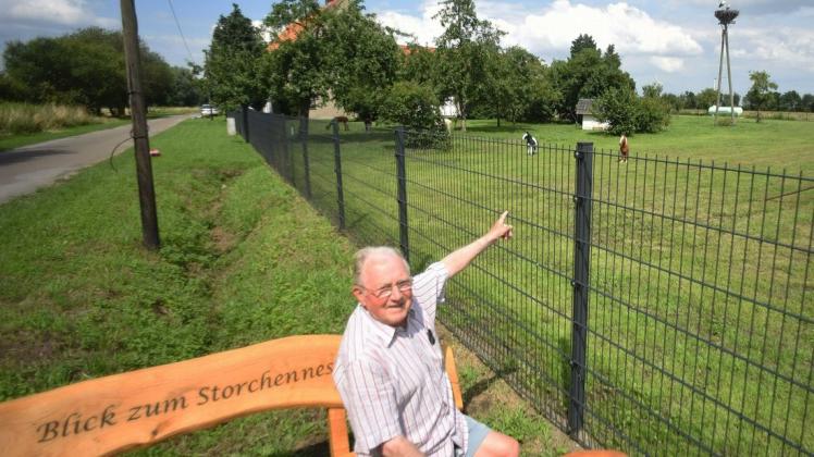 Blick zum Storchennest: Heinz Schulte auf der neuen Bank.