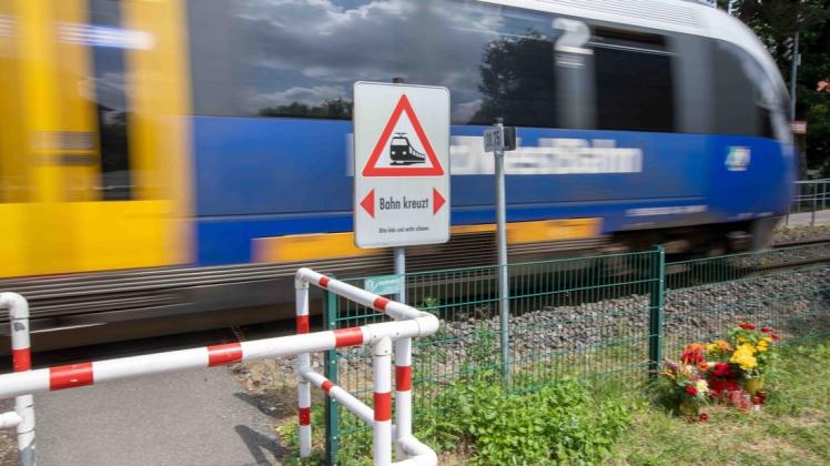 Ein Personenzug hat am Freitagnachmittag am Bahnübergang in unmittelbarer Nähe zum Haltepunkt Kloster Oesede einen Mann erfasst, der die Gleise überqueren wollte. Der 84-Jährige verstarb noch an der Unfallstelle.