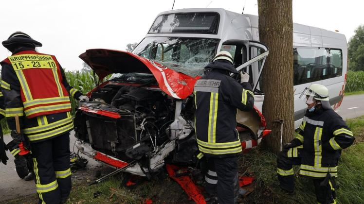 Unfall in Bohmte. Ein Kleinbus prallte am Dienstagnachmittag gegen einen Baum an der Straße Hinterfelde.