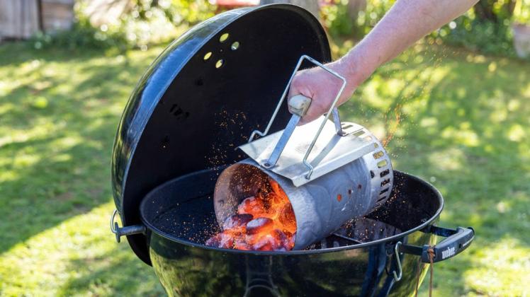 Um einen Brand zu vermeiden, muss nach dem Grillen die Kohle richtig entsorgt werden. (Symbolbild)