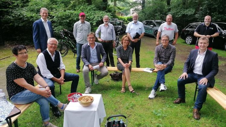 Unter Bäumen sitzend (von links): Heike Klattenhof (OHV), Udo Heinen, Henry Peukert, Sabine Drees, Frank Lenk, Christian Pundt; stehend (von links): Ralf Wessel, Matthias Zilkens (OHV), Helmut Kühling (OHV), Bernd-Dieter Alfs (OHV), Carsten Jesußek (UWG), Stephan Bosak (SPD) Unter Bäumen sitzend (von links): Heike Klattenhof (OHV), Udo Heinen, Henry Peukert, Sabine Drees, Frank Lenk, Christian Pundt; stehend (von links): Ralf Wessel, Matthias Zilkens (OHV), Helmut Kühling (OHV), Bernd-Dieter Alfs (OHV), Carsten Jesußek (UWG), Stephan Bosak (SPD)