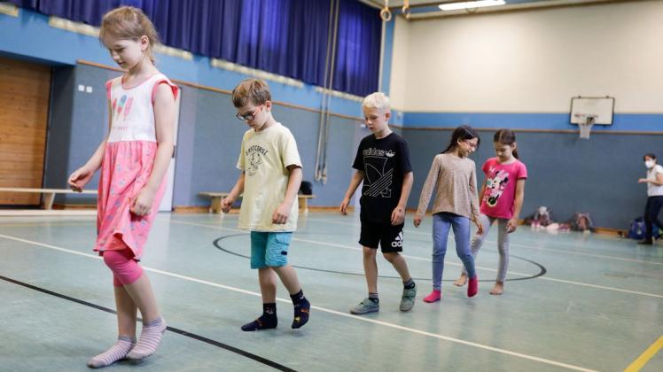 Gehen wie ein Elefant: Die Zweitklässler (von links) Elena, Leonard, Phil, Zeinab und Diana (alle 8 Jahre) bei einer Theaterübung in der Grundschule Eversburg.