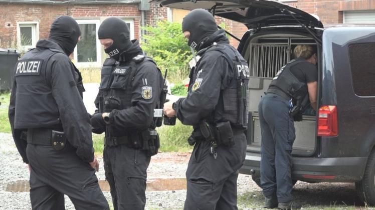 Die Beamte der Bundespolizei vollstreckten am Mittwochmorgen im Auftrag der Staatsanwaltschaft Aurich mehrere Durchsuchungsbeschlüsse an verschiedenen Orten in Leer.
