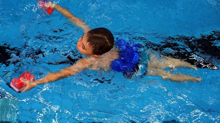 Um mehr Kindern das Schwimmen beibringen zu können, sind zusätzliche Schwimmtrainer notwendig. Das ist eine Herkulesaufgabe, weil das Interesse an Ehrenämtern schwindet. (Symbolfoto)