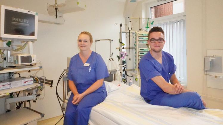 Haben in den vergangenen Monaten fast täglich mit Patienten zu tun gehabt, die an Covid-19 erkrankt sind: Laura Klahsen und Lennart Rühlmann, Krankenpfleger am Ludmillenstift in Meppen.