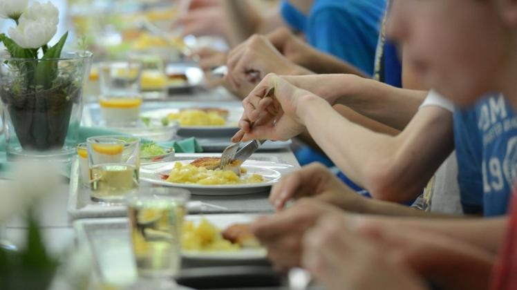 Das gemeinsame Essen gehört zur Ganztagsschule (Symbolbild). In Haren sollen die Kosten für die Eltern pro Mahlzeit jetzt steigen.