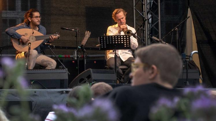 West-östlicher Dialog: Mohannad Nasser (links) und Frederik Köster beim Konzert des Morgenland Festivals im Schlossinnenhof.