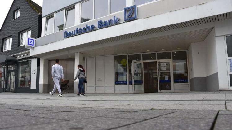 Die klassische Filiale der Deutschen Bank in Delmenhorst schließt und wird zu einer Finanzagentur. Für Kunden soll sich nichts ändern.